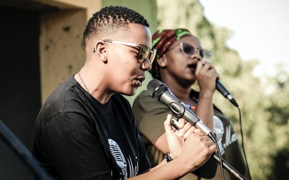 Best Microphone For Live Stage Performance : 5 To Choose From.